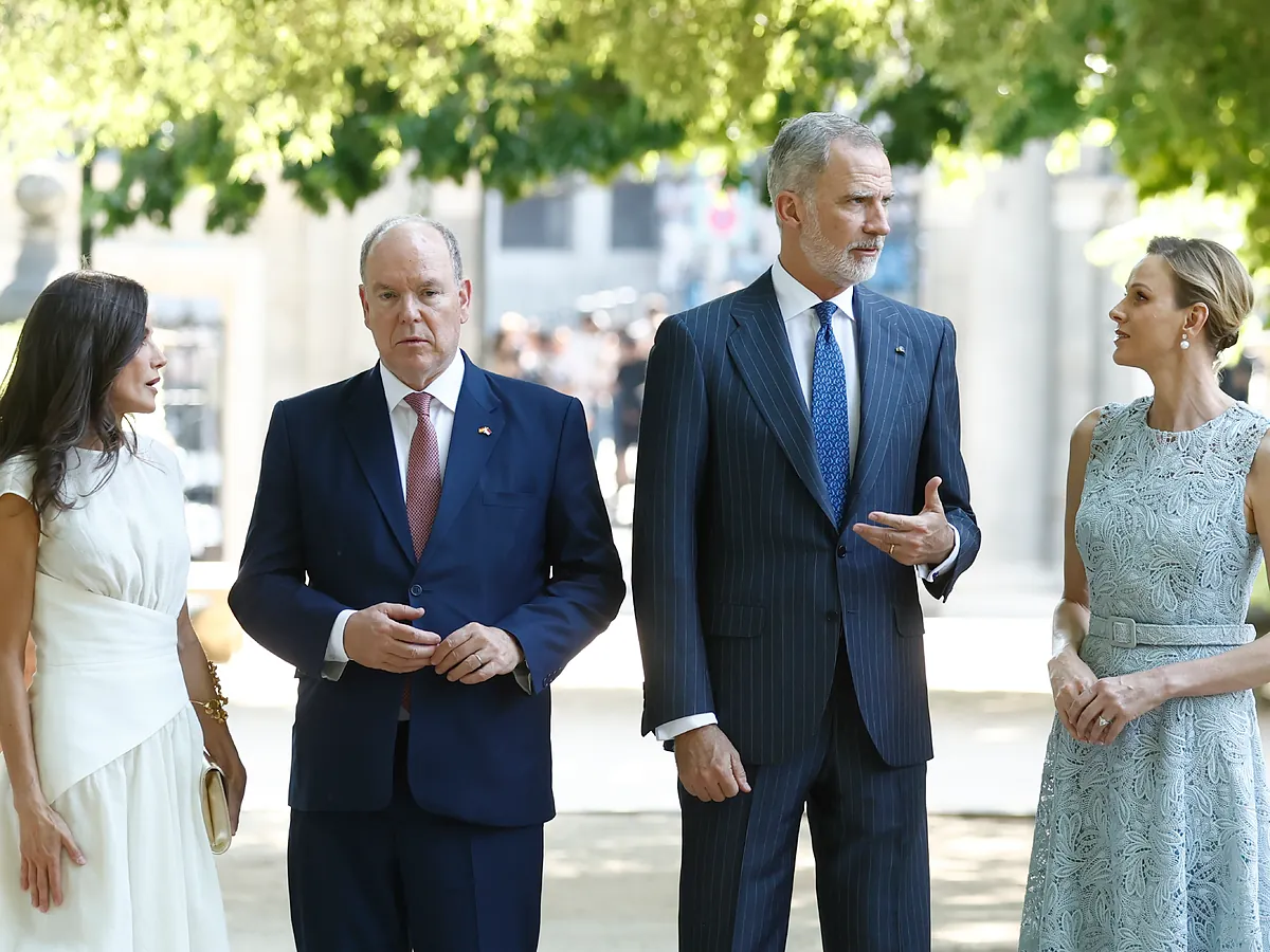 La Reina Letizia, con el vestido de detalle en tendencia y llamativas joyas, y Charlene de Mónaco, de azul pastel: un encuentro de moda en el Botánico de Madrid