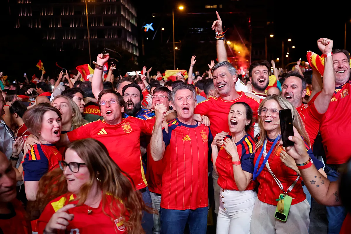 Almeida y Feijóo, dos aficionados más en la Plaza de Colón: nervios, euforia y un gol para la historia
