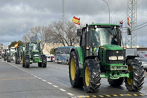 La campa�a nacional de 'tractoradas' contra el acuerdo con Mercosur arranca en Extremadura, Burgos y Oviedo: "Es una pu�alada trapera"