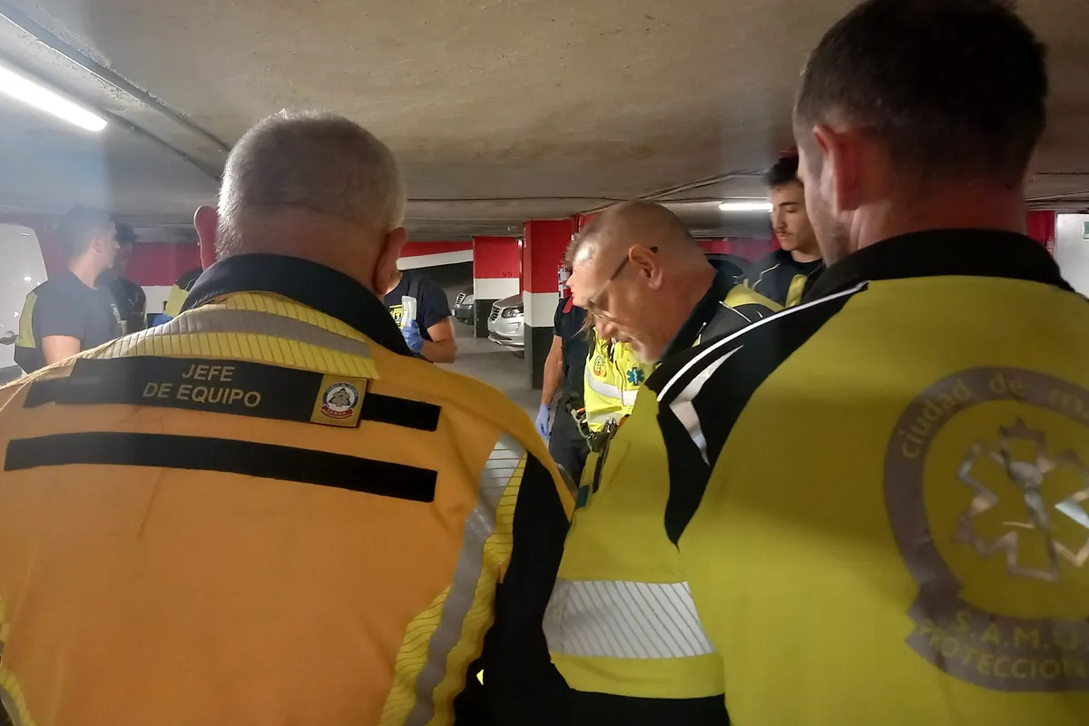Muere un hombre atrapado entre su coche y una columna en un garaje de Madrid