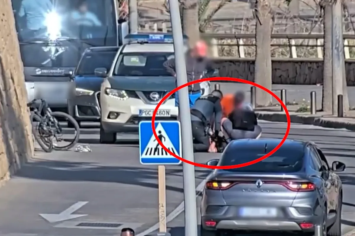 Angustioso momento de la reanimación de un ciclista por la Guardia Civil en Melilla