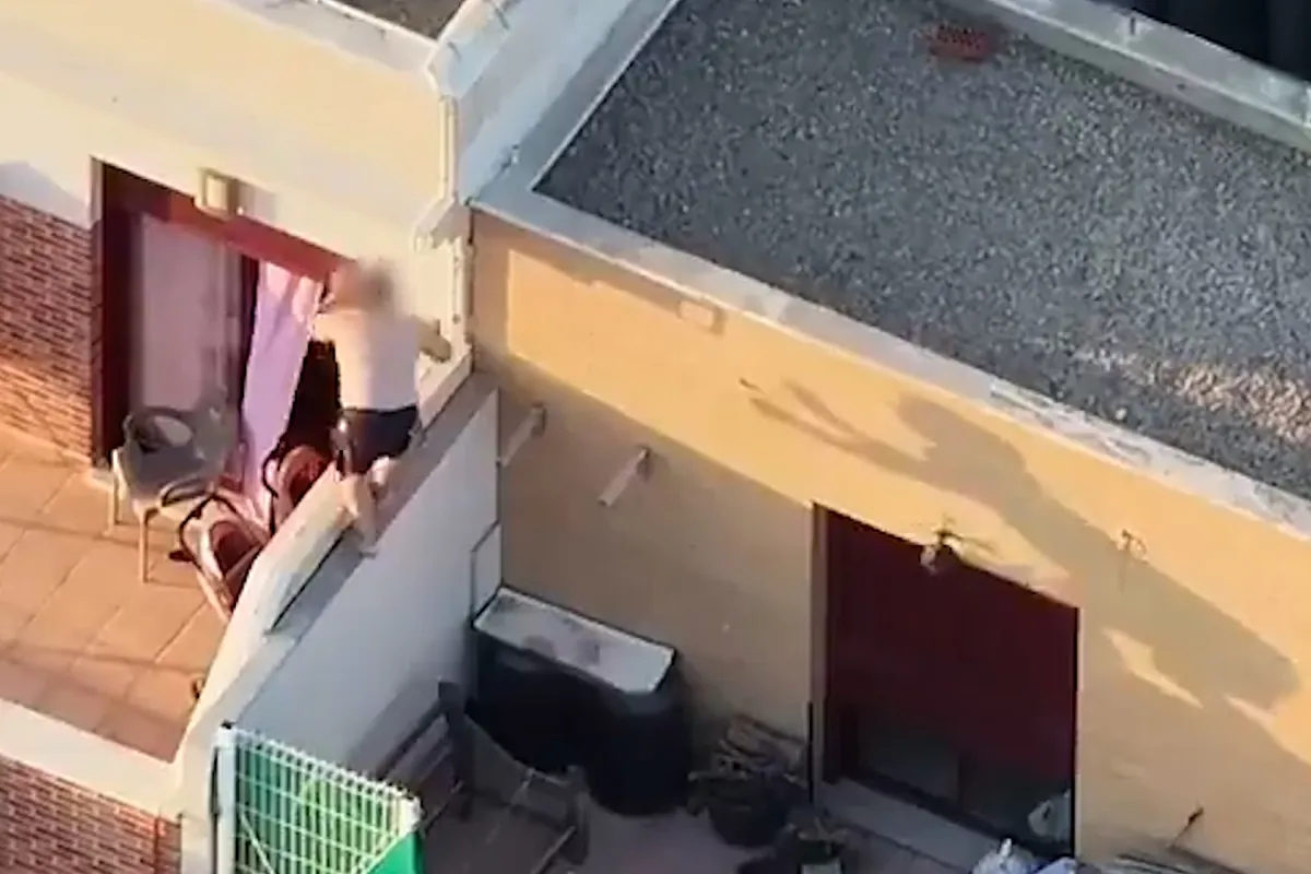 Huida fallida de la Policía en bañador por los tejados de Lorca