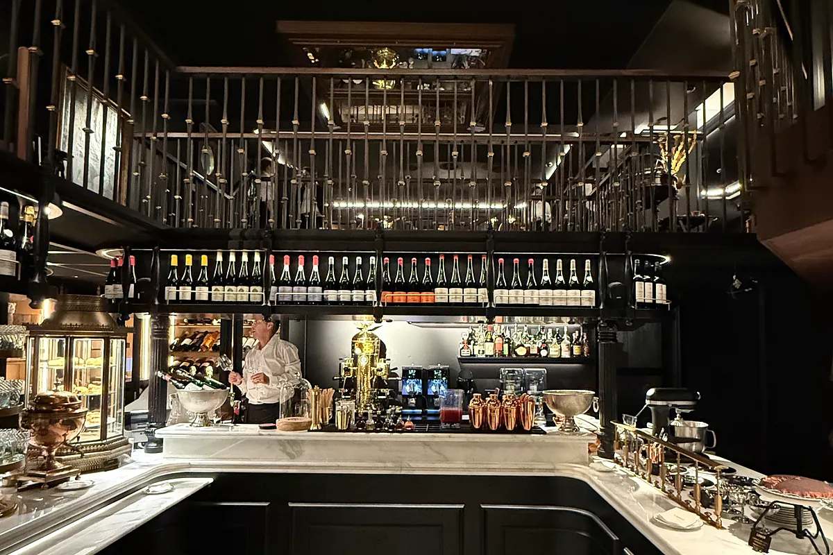 Un día en Lhardy Café: cómo es y qué se come en el nuevo proyecto de Pescaderías Coruñesas en Madrid