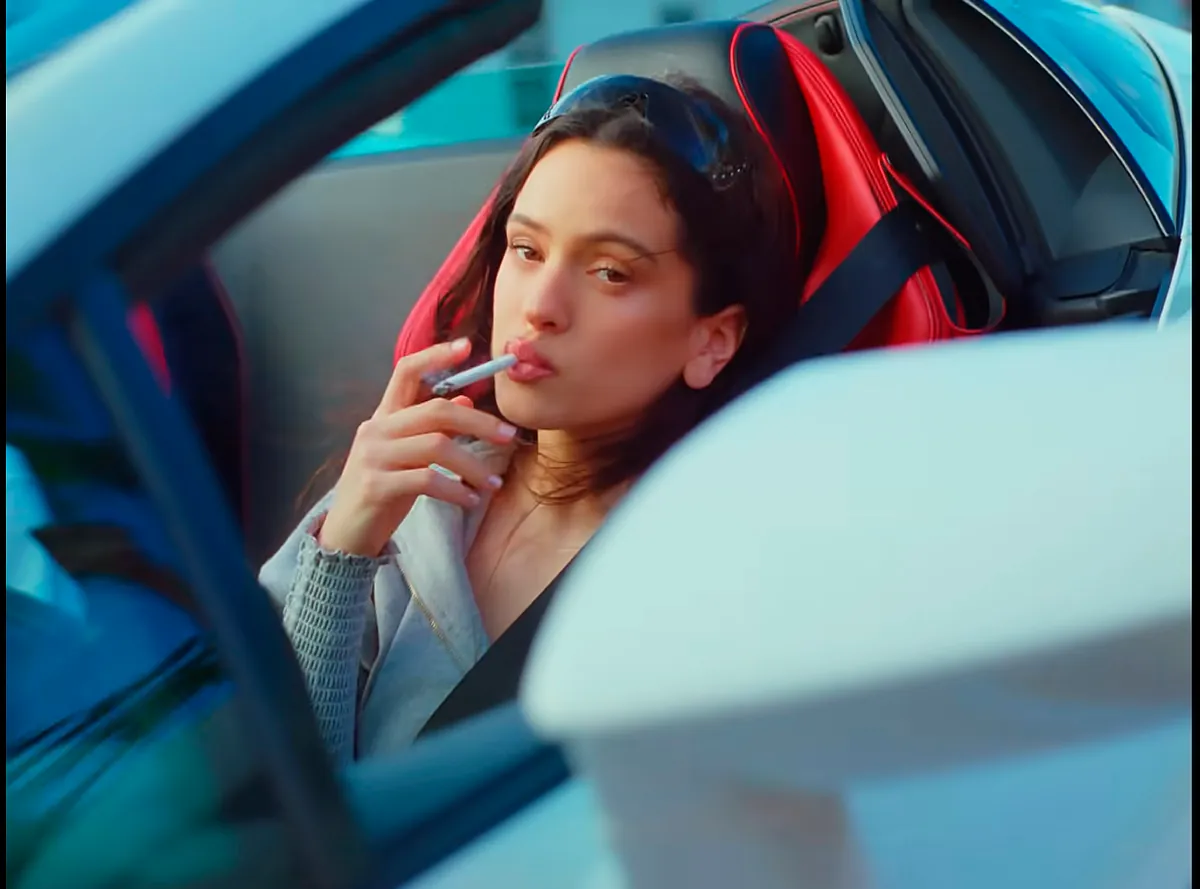 Bu, Rosala'nın kin şarkısı La Perla'nın video klibi: Lamborghini'de, eskrimci kız ve hokey oyuncusu gibi giyinmiş