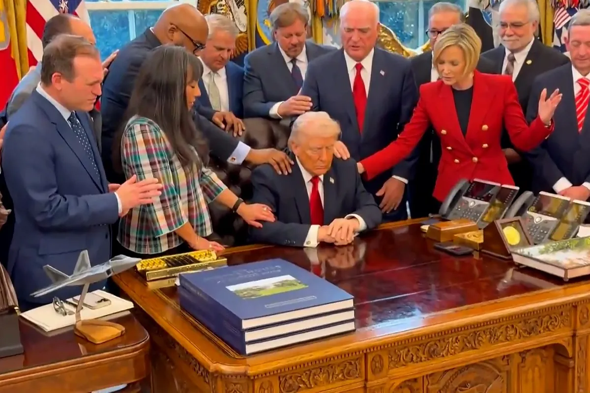 Trump reza, junto a un grupo de religiosos, por el ejército de EEUU en Irán