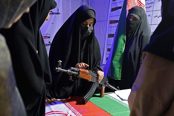 Una mujer iraní entrena a otras en el manejo de armas.