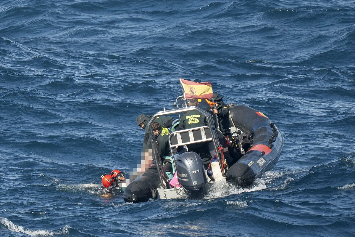 Hallan un cuerpo sin vida en la zona de Lanzarote donde un estadounidense cayó al mar
