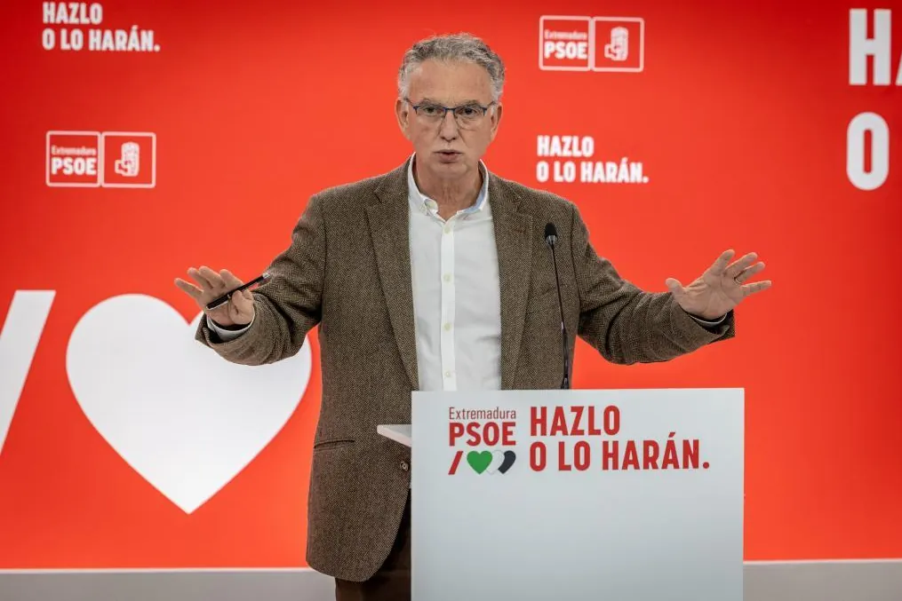 Una edil socialista denuncia por acoso laboral al delegado del Gobierno en Extremadura, presidente de la Gestora del PSOE y amigo personal de Sánchez