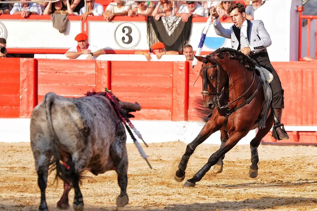 Hermoso de Mendoza marca la diferencia y sale a hombros en la corrida de rejones en Santander