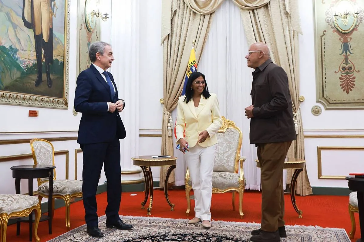 Zapatero se reúne con Capriles y otros dirigentes «opositores» en la Embajada de España