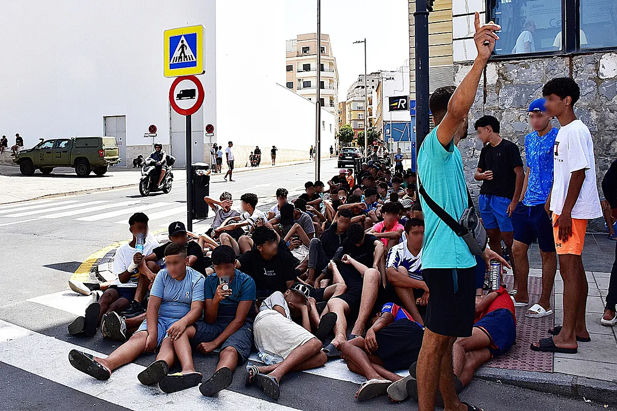 Ceuta quiere ser una fortaleza frente a las 'invasiones' de Marruecos: militares sin vacaciones, "confinar" a migrantes...