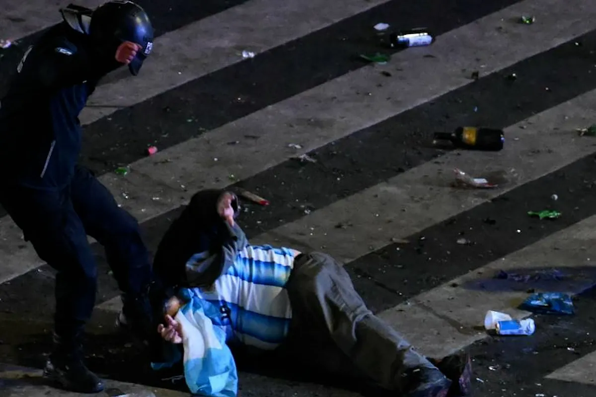 Batalla campal en el Obelisco de Buenos Aires tras la derrota de Argentina en el Mundial 2026