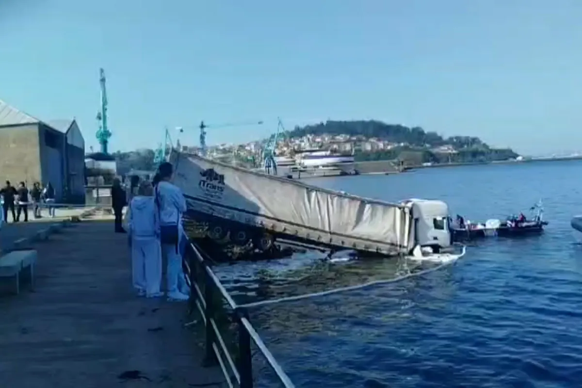 Un camión de 18 ruedas cae al mar en el puerto de Vigo