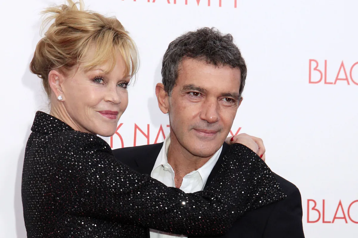 Antonio Banderas y Melanie Griffith: cogidos cariñosamente del brazo tras salir de cena con su hija Stella en Los Ángeles
