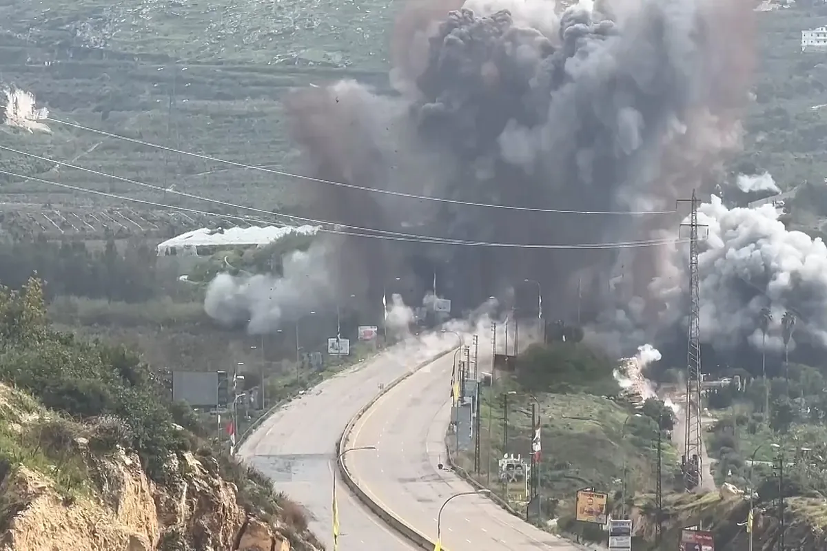 Israel vuela un puente clave en Líbano que une el norte y el sur mientras baraja una ofensiva mayor