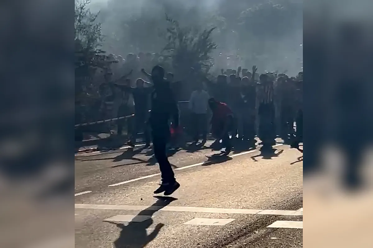 Tres heridos leves en los enfrentamientos entre la Policía y aficionados del Atlético de Madrid en el recibimiento al equipo en el Metropolitano