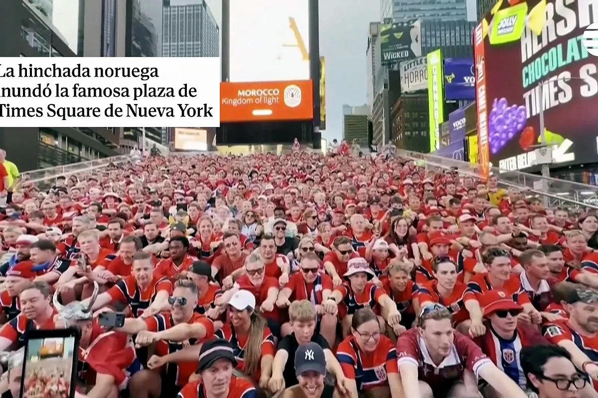 Times Square se convierte en un auténtico barco de remo vikingo con miles de aficionados de Noruega