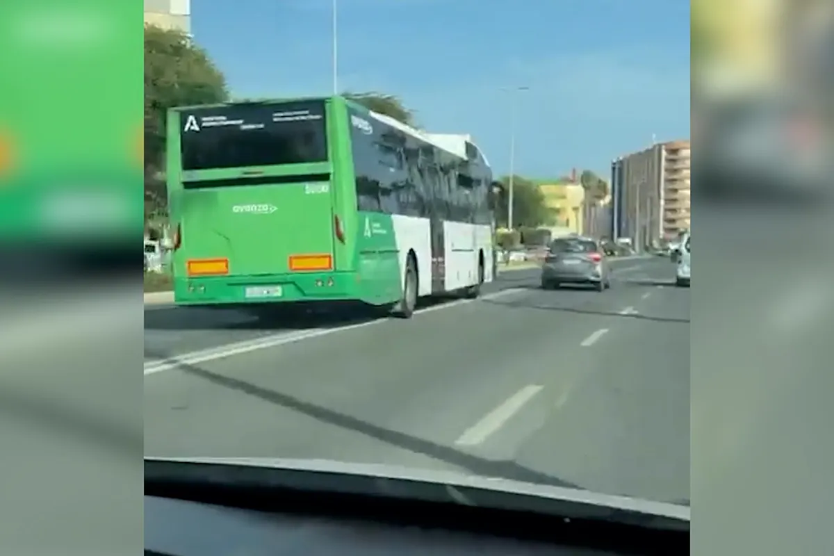 Un autobús adelanta de forma temeraria a otro vehículo y acaba circulando en sentido contrario en Cádiz