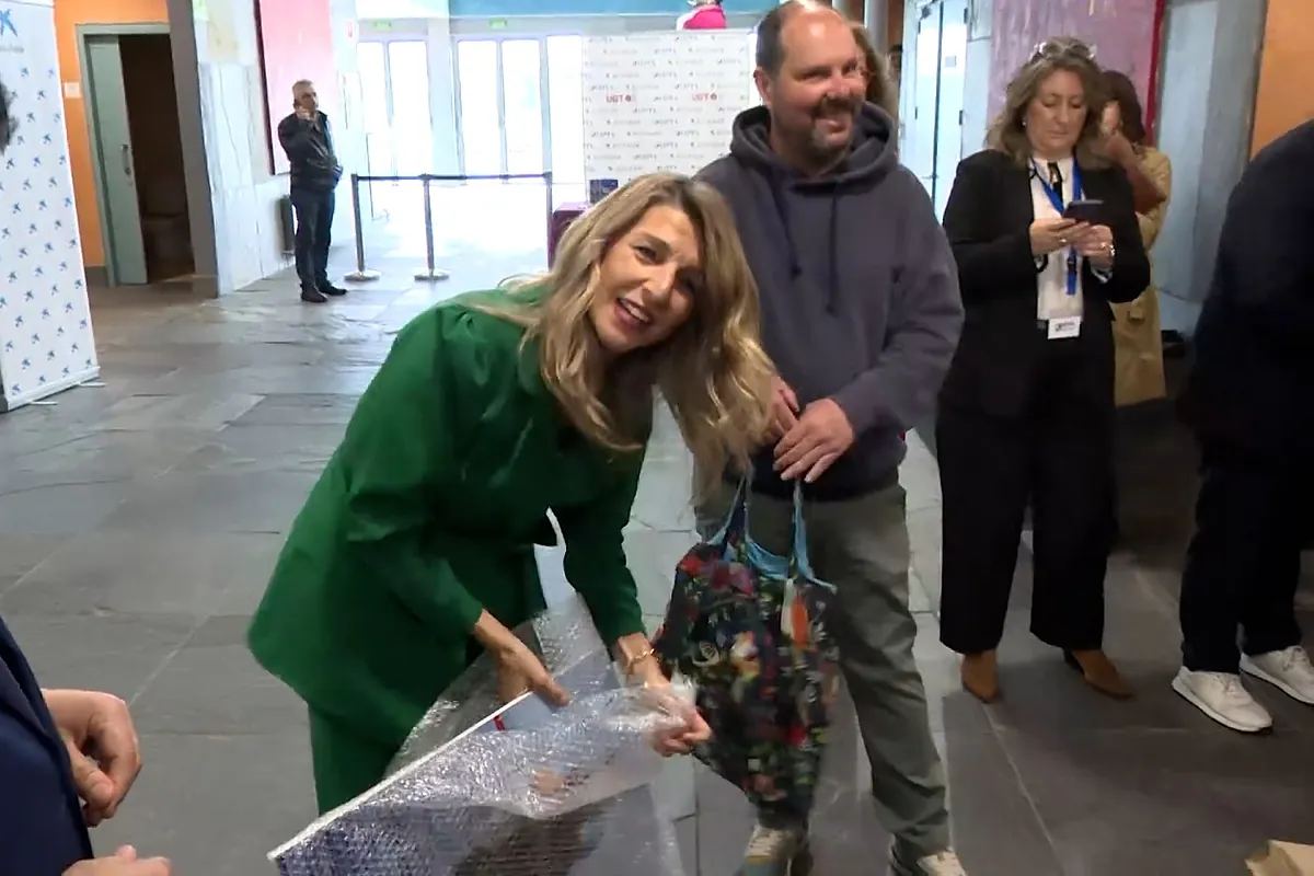 Yolanda Díaz recibe un regalo sorpresa durante su visita a Galicia: "¡Ostras, qué bonita, tío!"