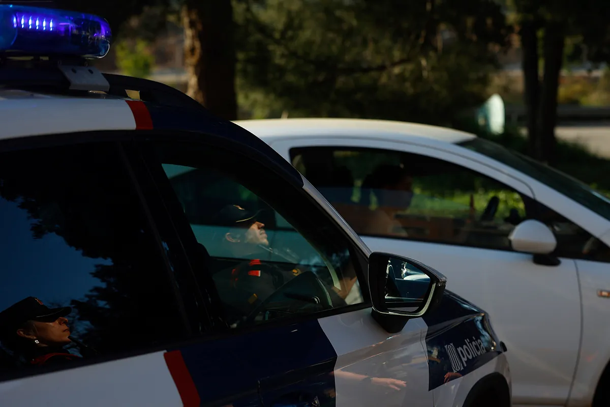 Los Mossos encuentran 12 fusiles Kaláshnikov en un coche abandonado en la AP-7