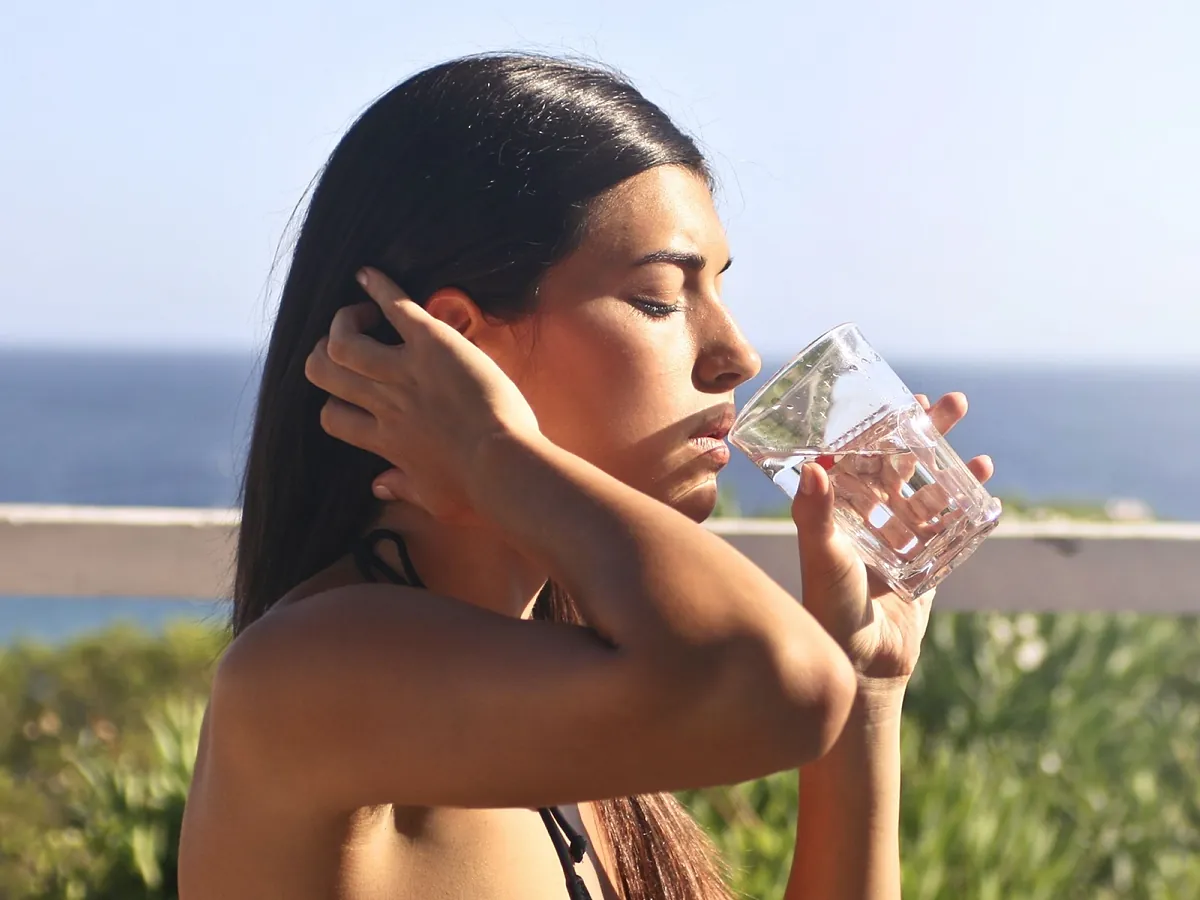 ¿Cuánta agua debemos beber en verano cuando hace tanto calor? Estas son las cantidades recomendadas