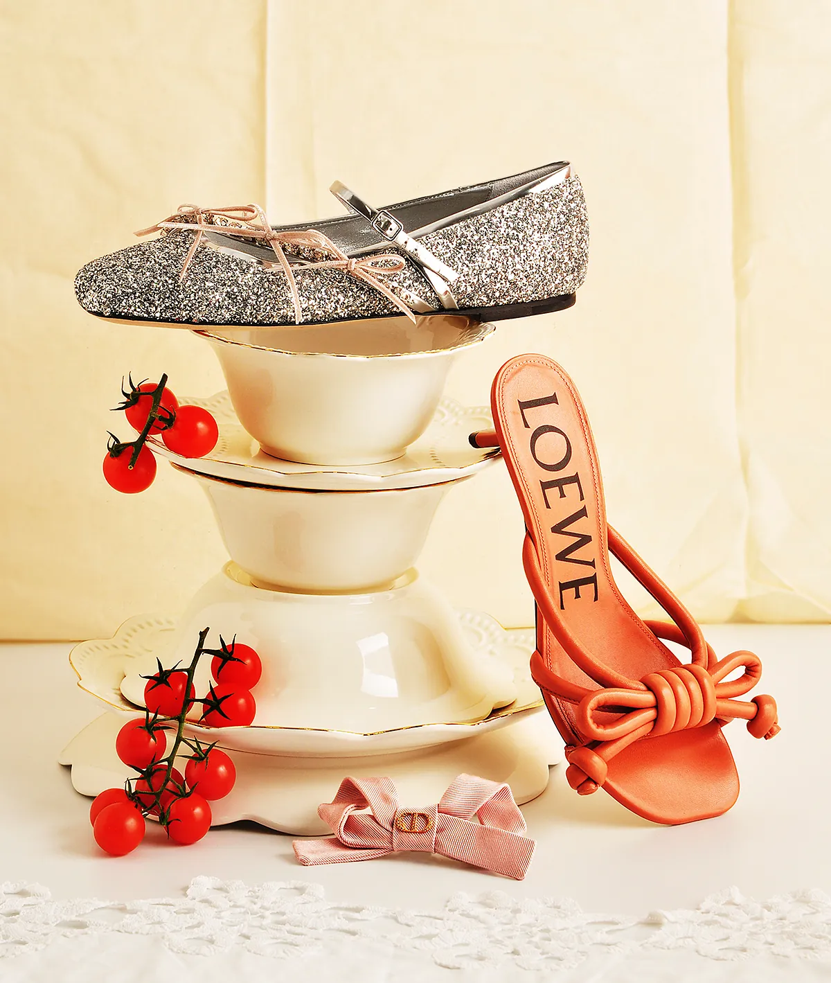 A todo color y con mucho brillo: los bolsos, zapatos y joyas que visten la Navidad de furor festivo