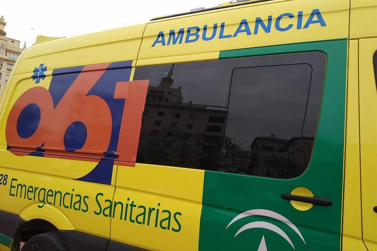 Un hombre ingresa grave en la UCI al caer y quedar su cabeza encajada en una mesa en la Feria de Málaga