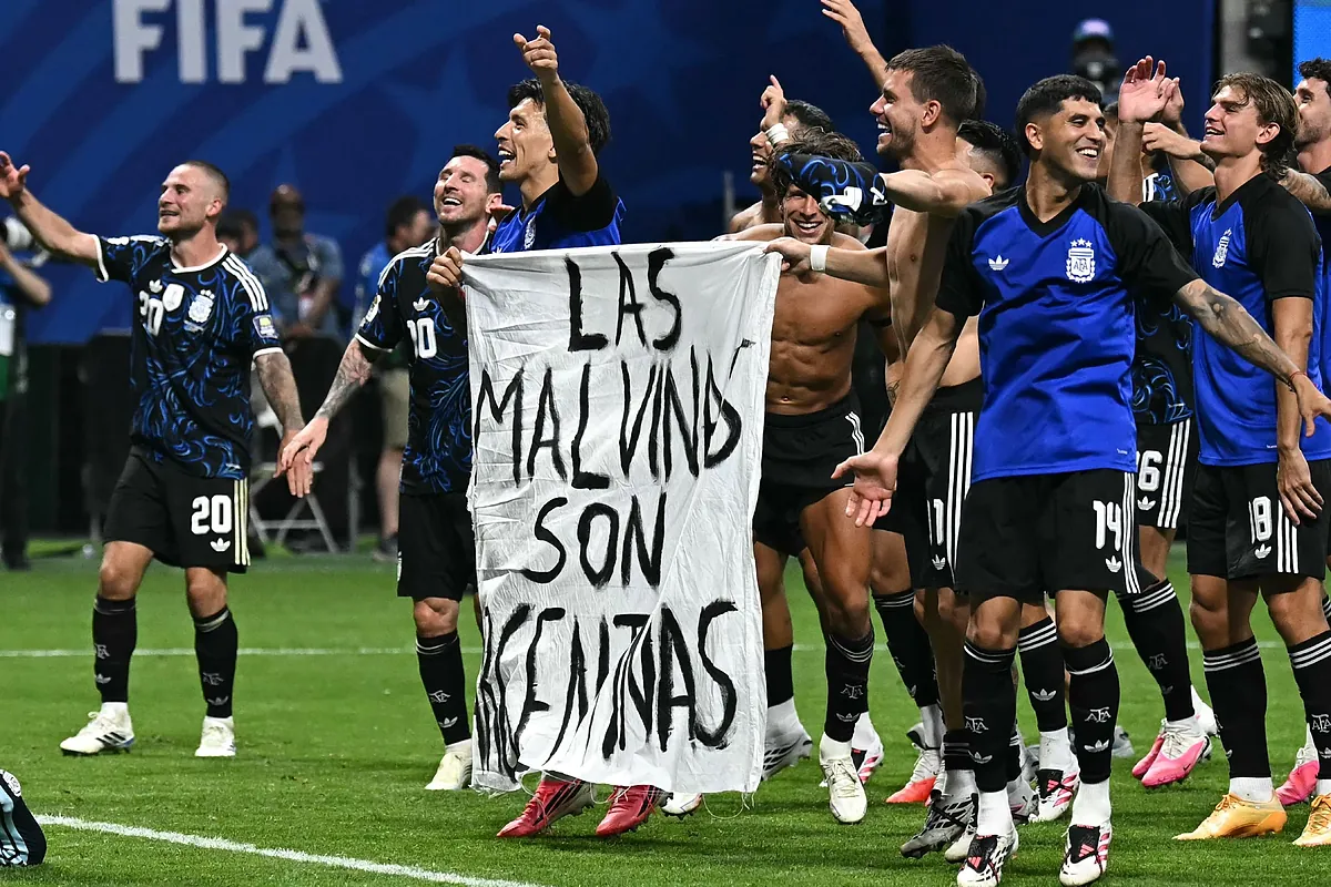 La pancarta que prohibió la FIFA y sacaron los jugadores tras ganar a Inglaterra: "Las Malvinas son argentinas"