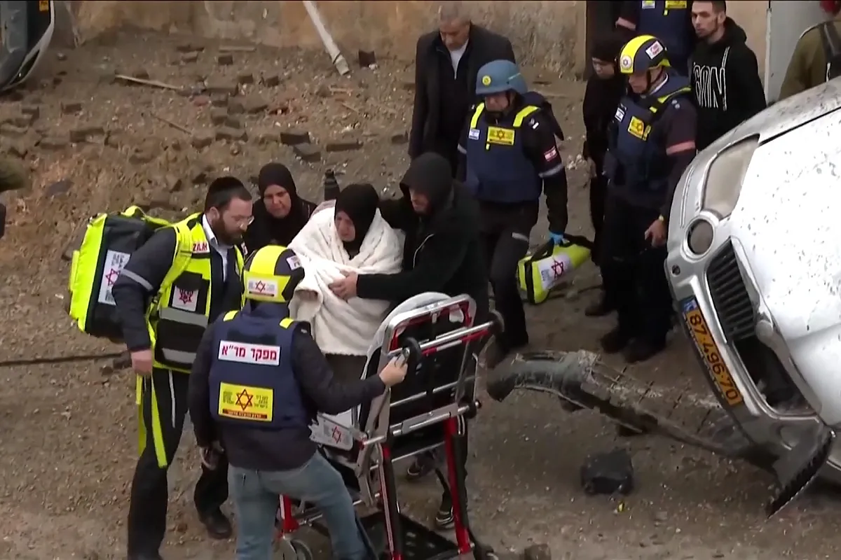 Dos heridos tras ser alcanzados por restos de un misil iraní a 20 km de Tel Aviv