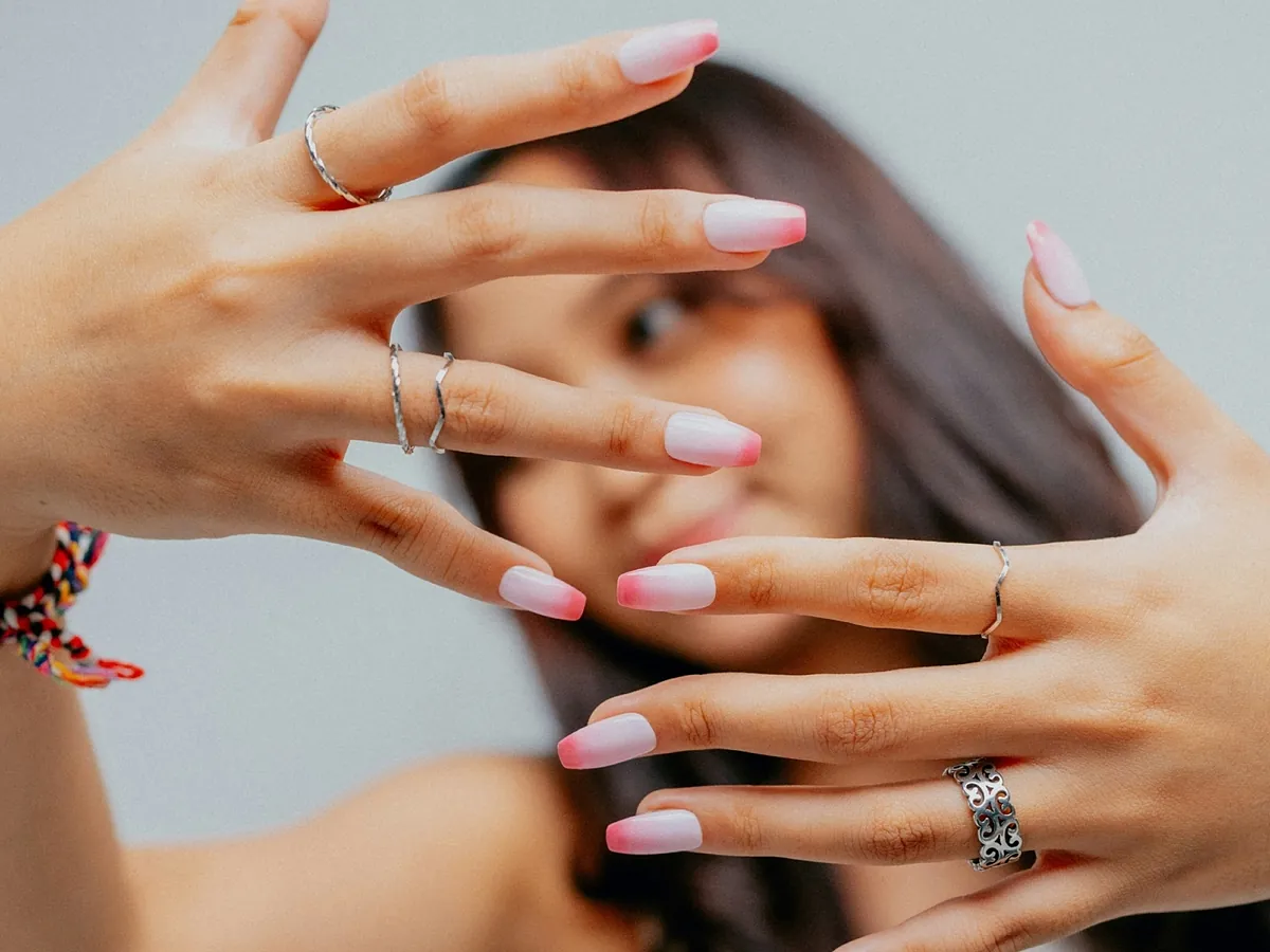 Estas son las 12 uñas difuminadas más elegantes para Nochevieja: los colores tendencia que mejor funcionan