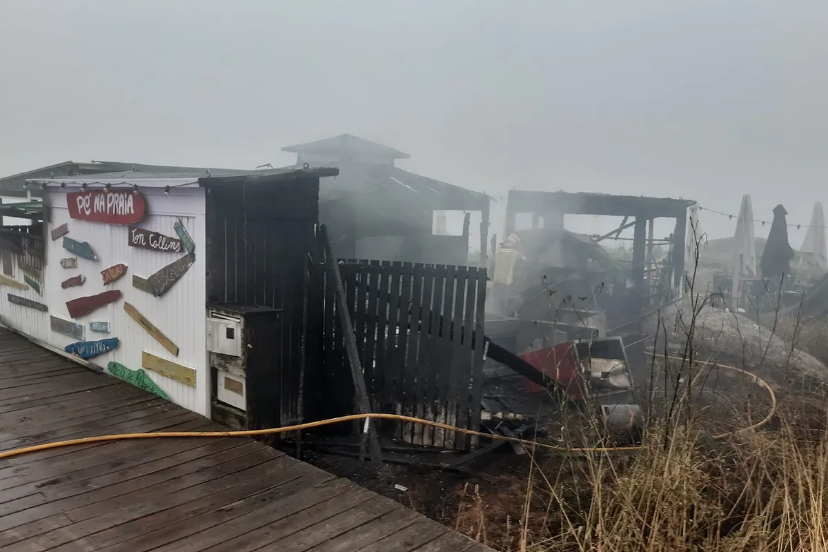Un incendio arrasa el Pé na Praia, uno de los chiringuitos de referencia de Sanxenxo, en plena temporada alta: "Estamos destrozados"