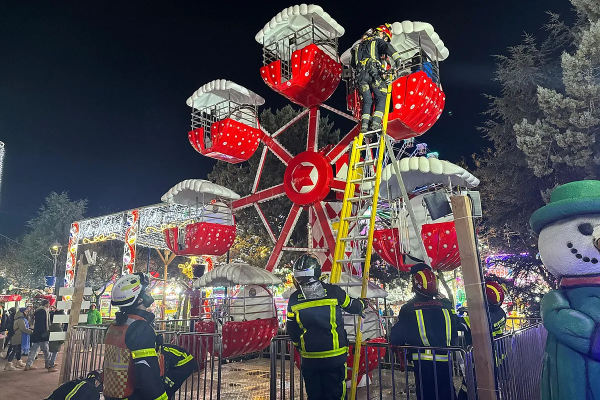 Los Bomberos rescatan a cuatro menores y un adulto atrapados en una noria infantil en Móstoles
