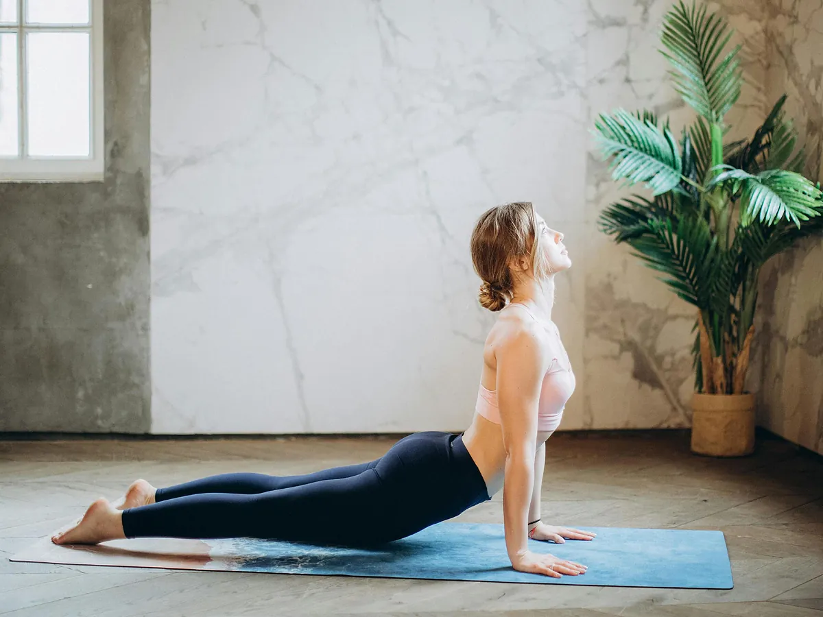 8 ejercicios sencillos y que puedes hacer en casa para fortalecer la espalda: ideales para las de 40 y 50