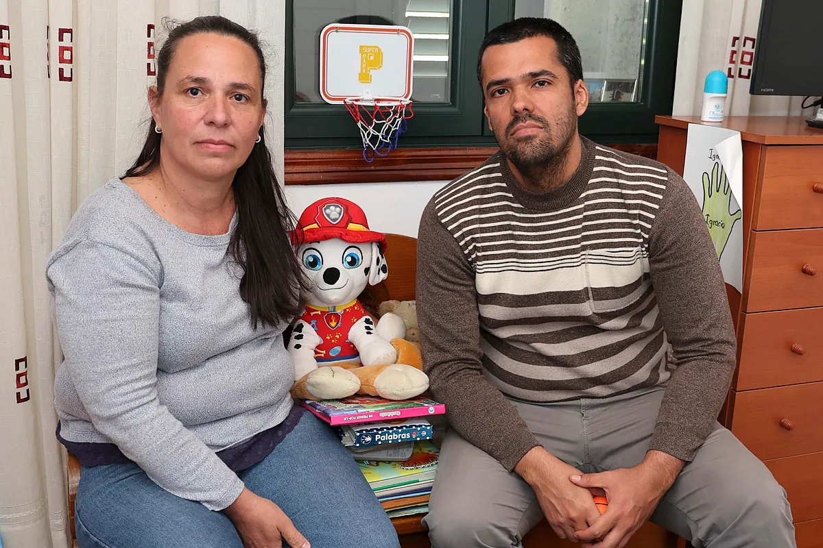 La batalla de Joaquín y Julieta para recuperar la ayuda de 500 euros para su hijo con parálisis cerebral tras ganar en los tribunales: "Nadie quiere asumir el error"