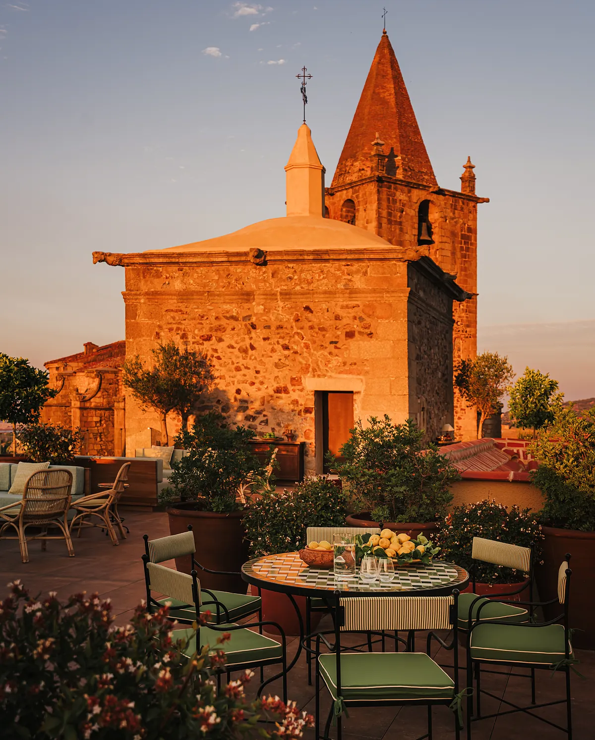 Un palacio del siglo XVI, pisco al atardecer y la mejor azotea de Cáceres