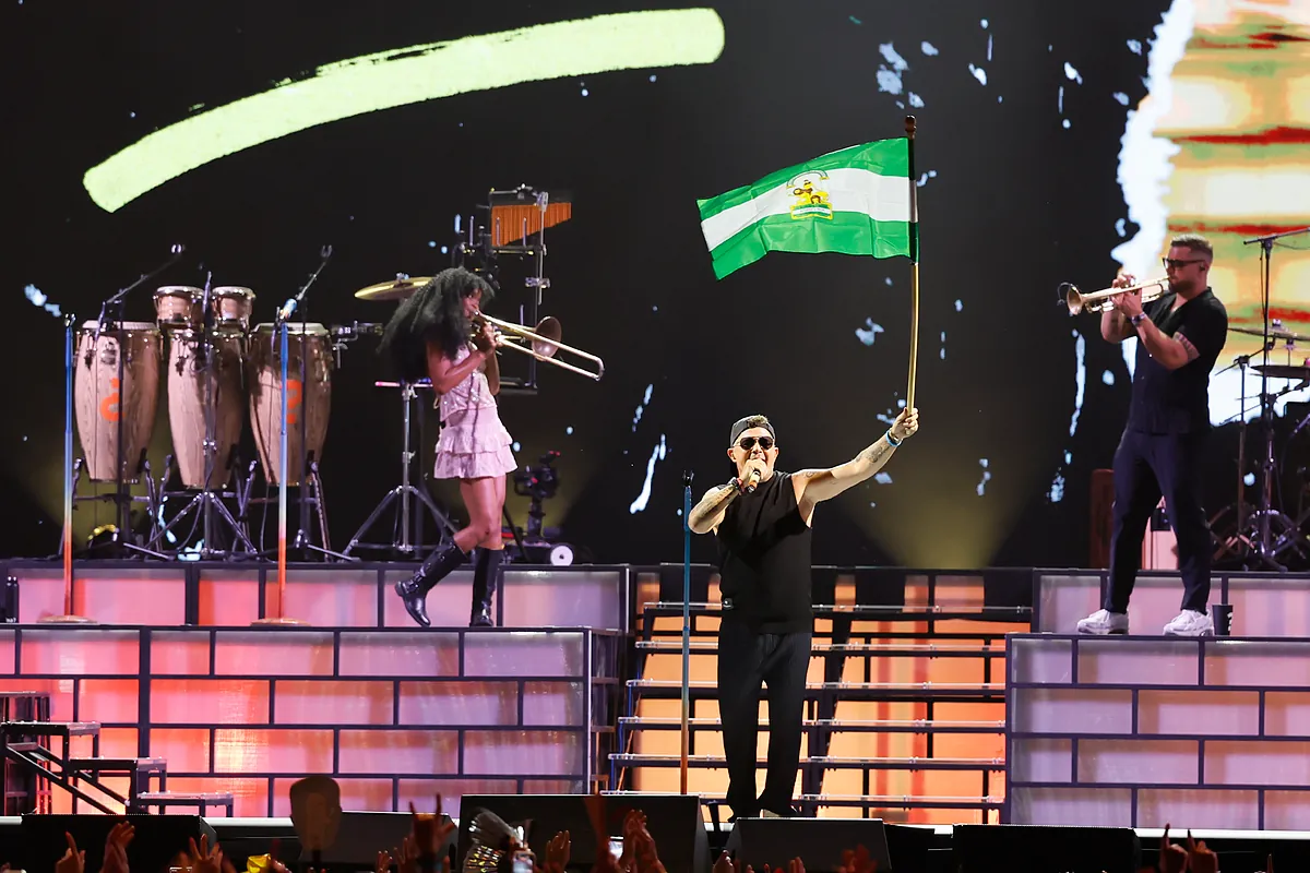 Alejandro Sanz arranca su gira nacional en Sevilla y triunfa con el estadio en pie aclamándolo: "Viva la música y viva la vida. Quiéranse mucho"
