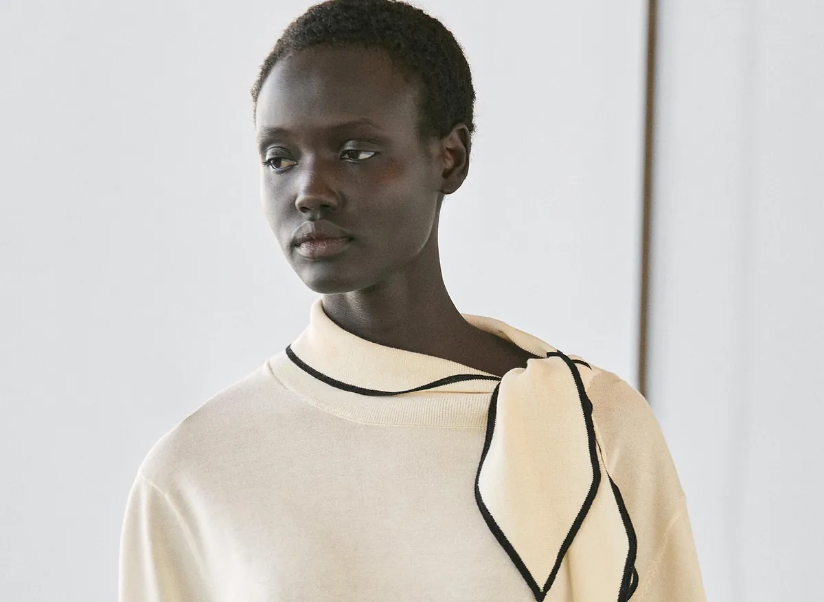 Parece un básico más, pero el jersey neutro es la pieza de lujo silencioso que transforma cualquier look (y así se lleva ahora)