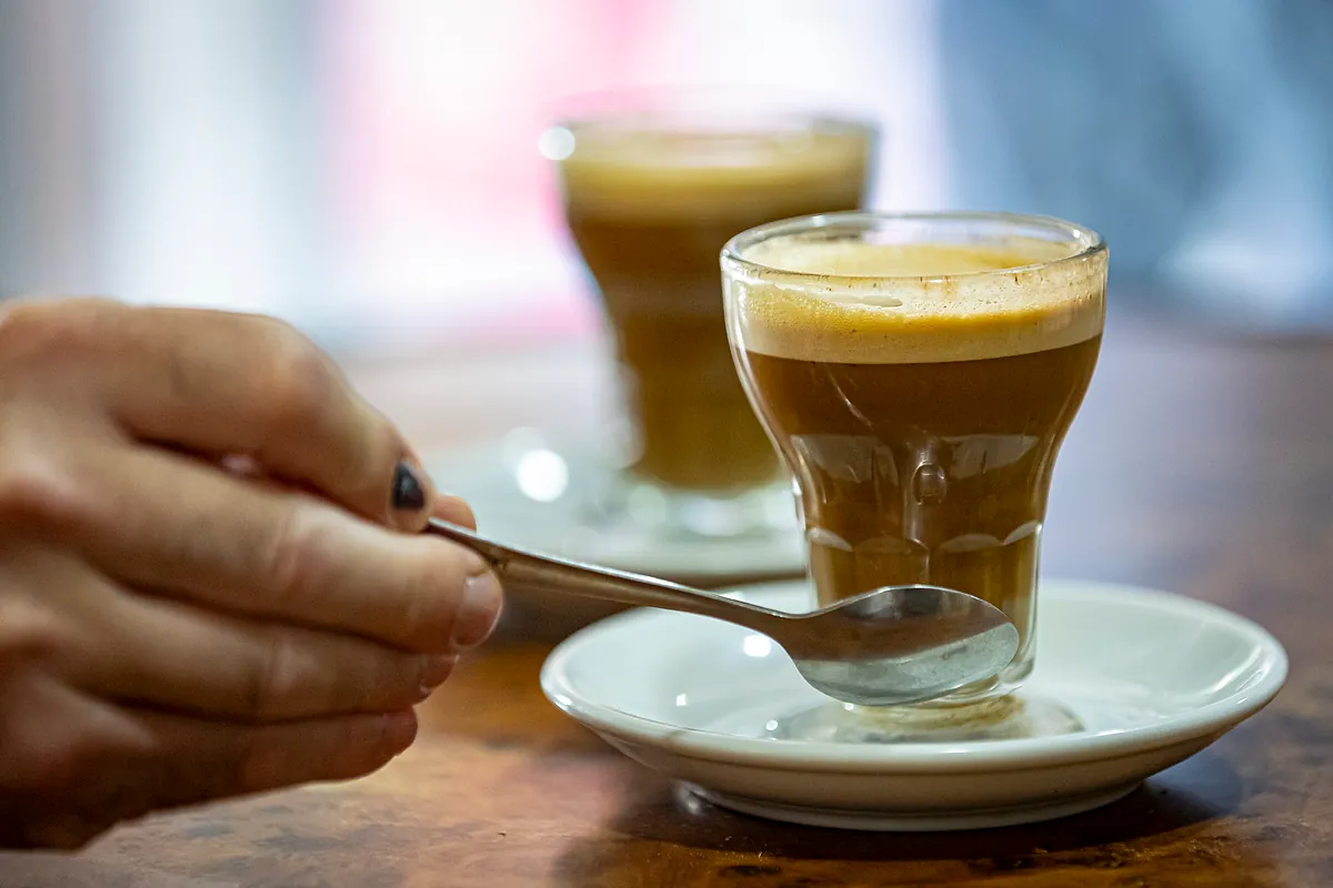 ¿Cuántos cafés se pueden tomar al día? La ciencia fija el límite saludable