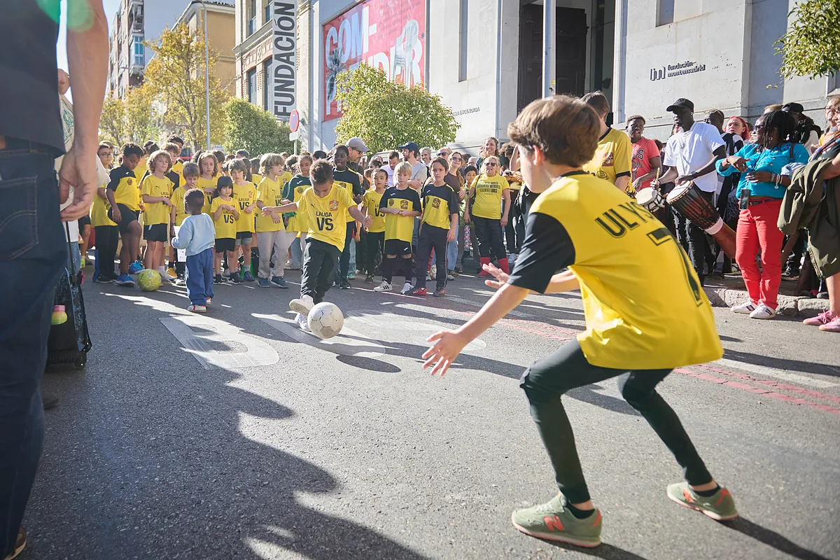 Los Dragones de Lavapiés, el club de fútbol con 60 nacionalidades, corta el centro para reclamar instalaciones deportivas: "La infancia pasa muy rápido y jugar en el barrio es una urgencia"