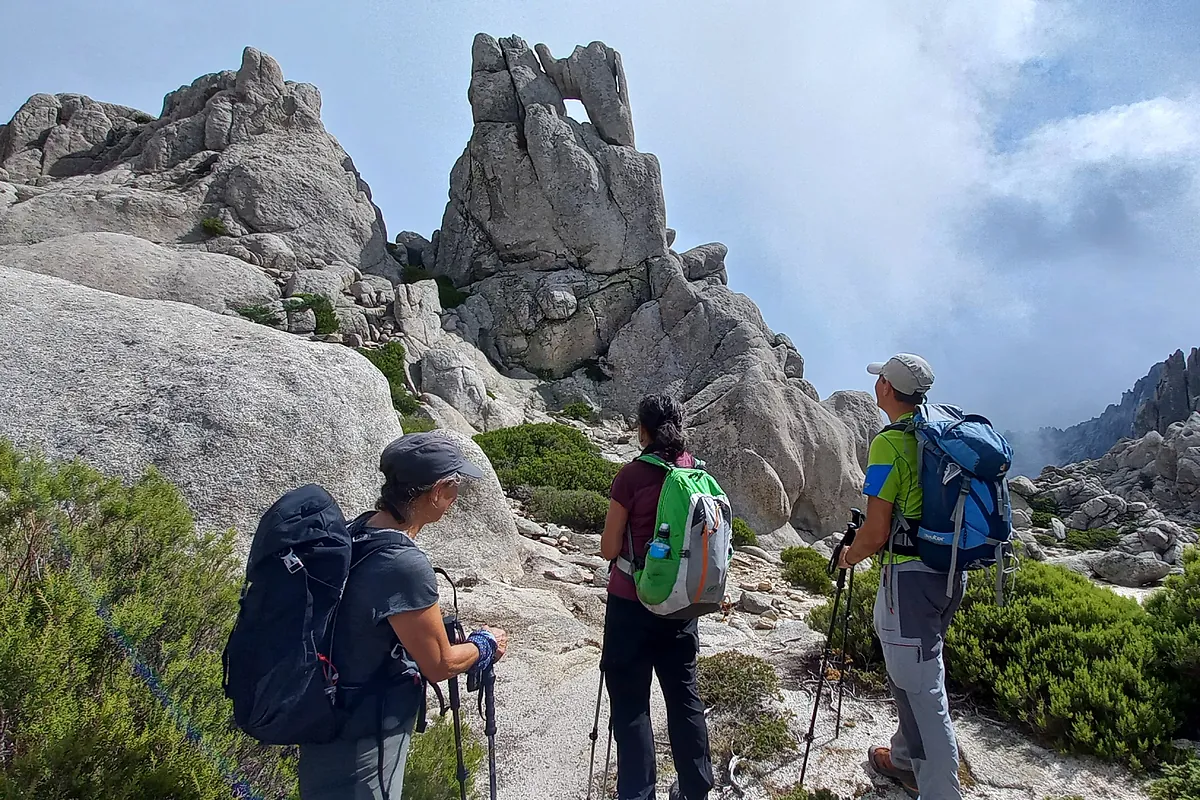 La Pedriza de cabo a rabo: ruta de dos días y tres cumbres por uno de los espacios naturales más icónicos de España