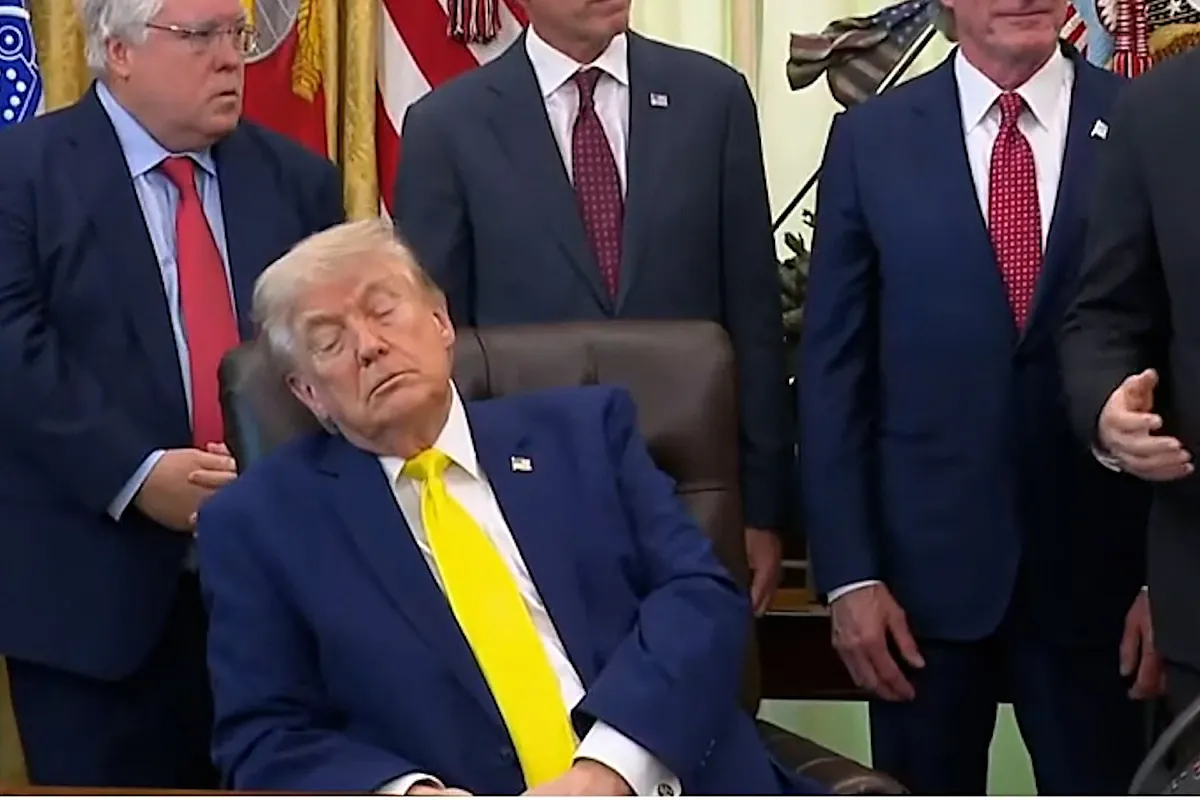 ¿Se duerme Donald Trump durante esta rueda de prensa?