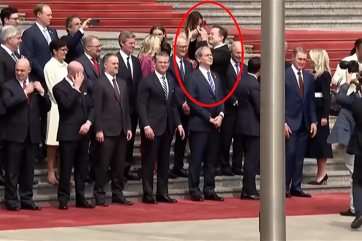 Elon Musk se hace viral en su viaje a China por esta curiosa imagen en la ceremonia oficial de bienvenida