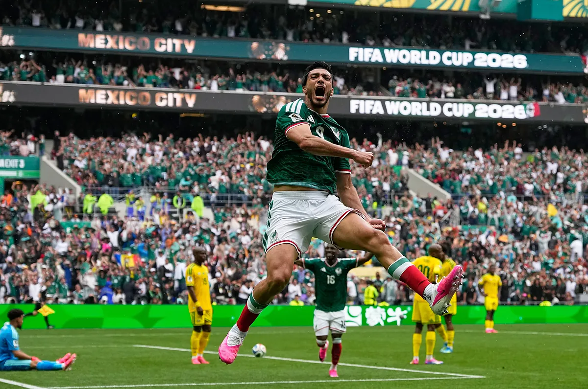 Un debut soñado para México que acabó con tres rojas y el Azteca cantando 'El Rey'