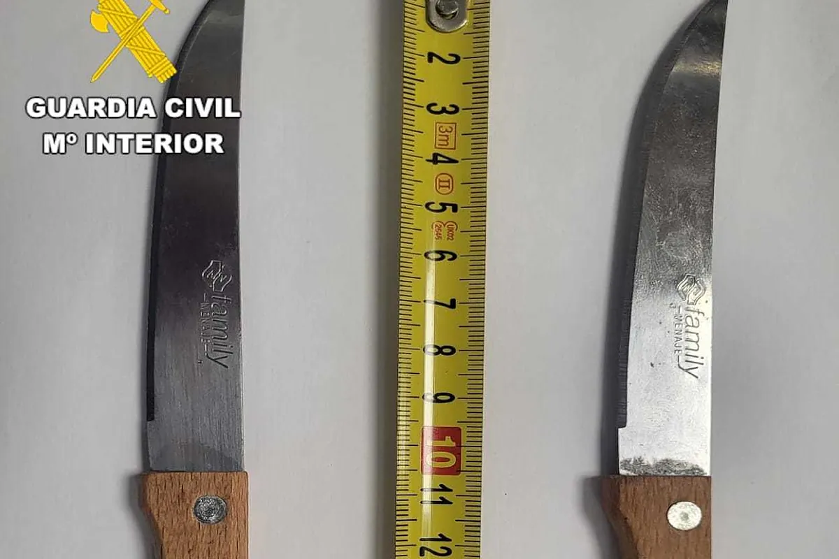 Ataca con dos cuchillos a una patrulla de la Guardia Civil y muerde a un agente en la pierna durante su detención en Finisterre