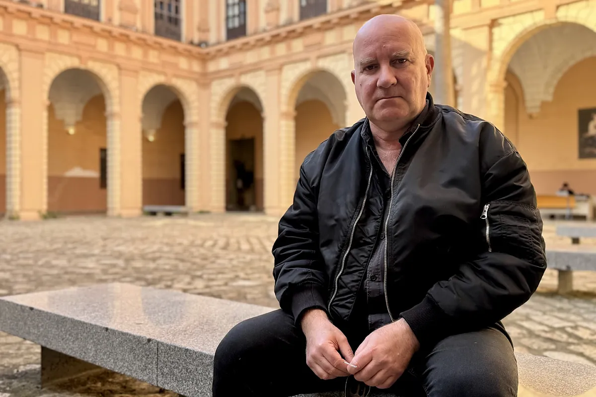 Miguel Gómez Losada pinta en Sevilla ajeno a tiempos e historias