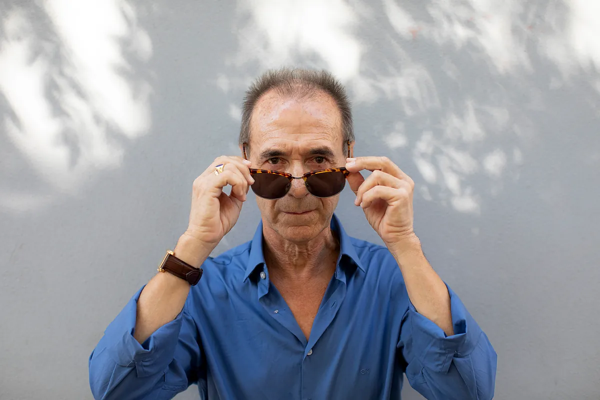 Antonio Labrador, detective: "La calle guarda muchos secretos, pero vamos como zombis con la cabeza metida en el móvil"