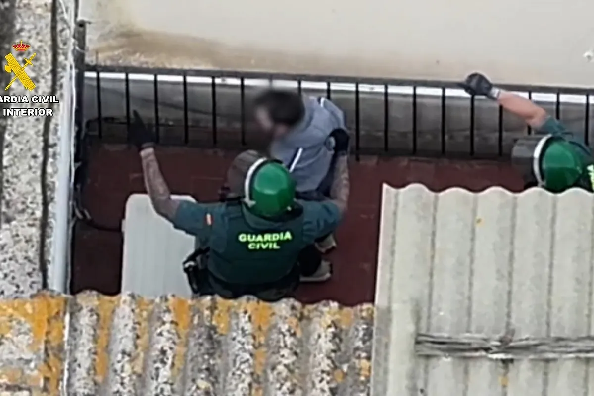 Huida de película por los tejados en Pilas, Sevilla