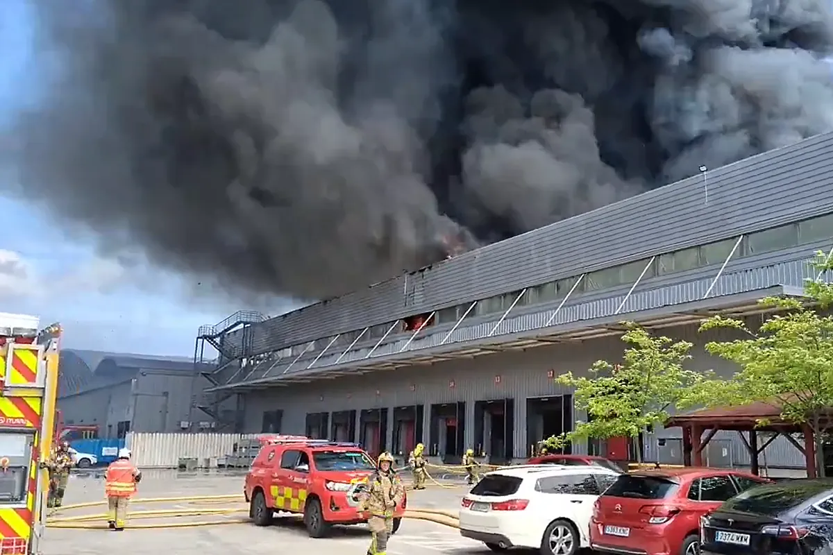 Los bomberos trabajan con 26 dotaciones en el incendio de la nave industrial de Honda en Santa Perpètua, Barcelona