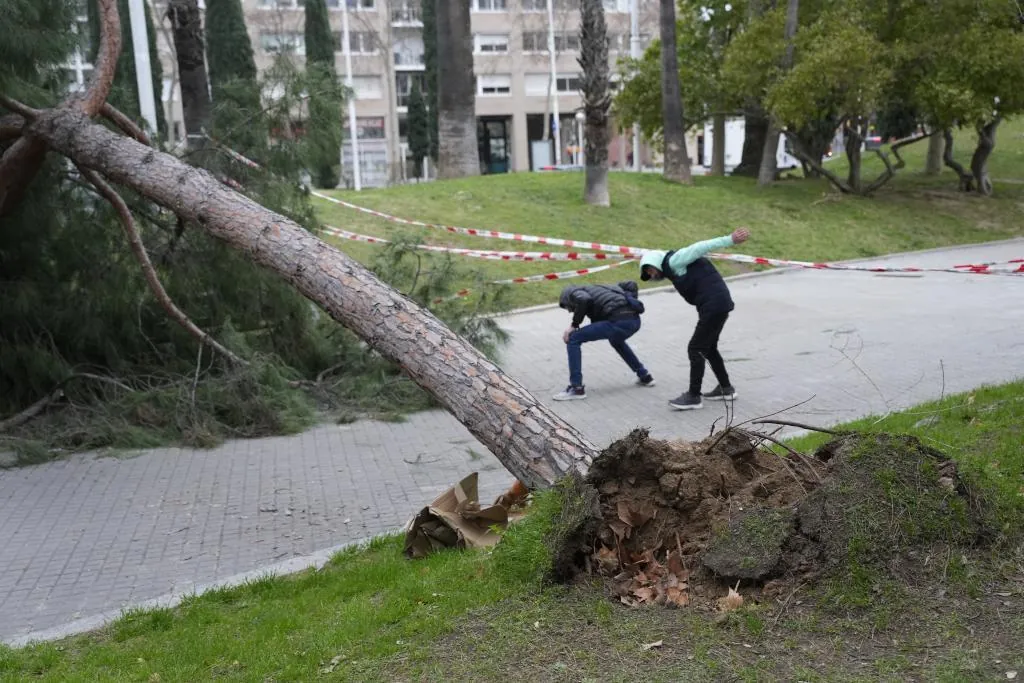 La borrasca Oriana activa avisos en toda España, con nivel  rojo  en Castellón por fuertes vientos