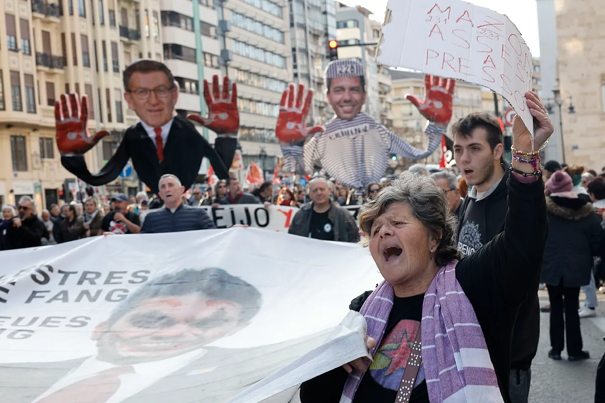 Un millar de personas recorren Valencia para exigir que Carlos Mazón no quede impune en la causa de la dana